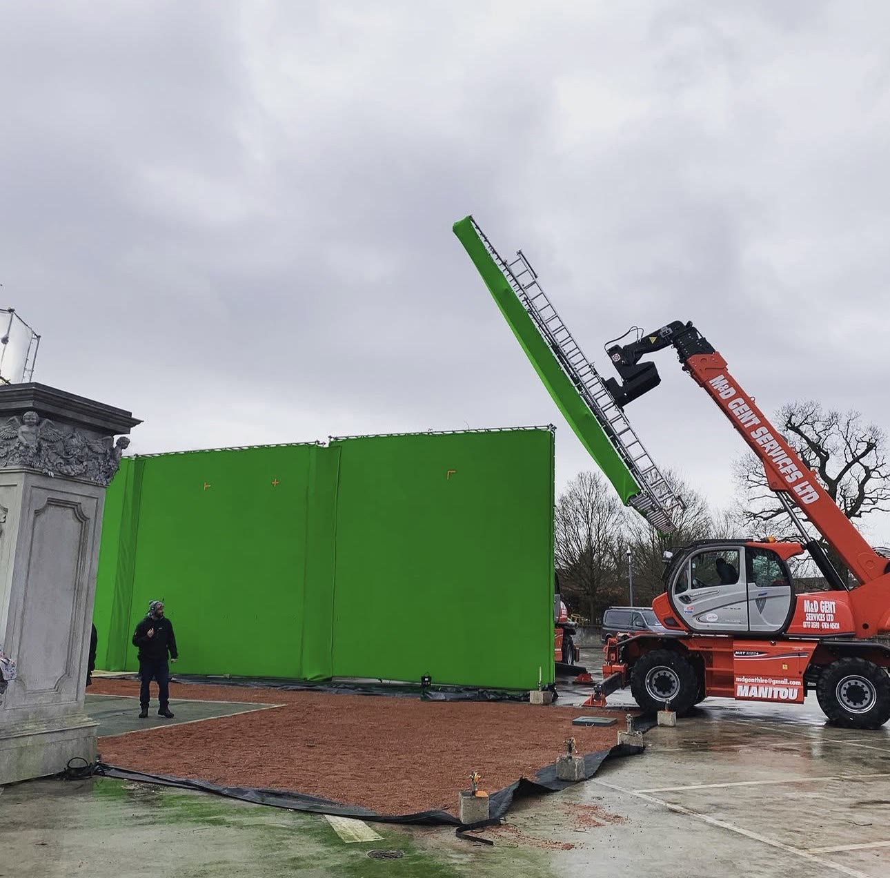 Raising a greenscreen panel